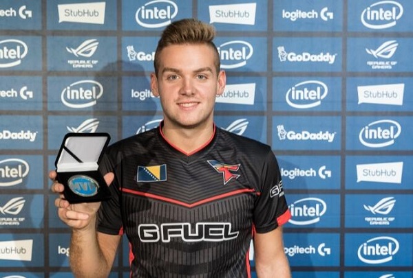 递手又把球 递手又把球